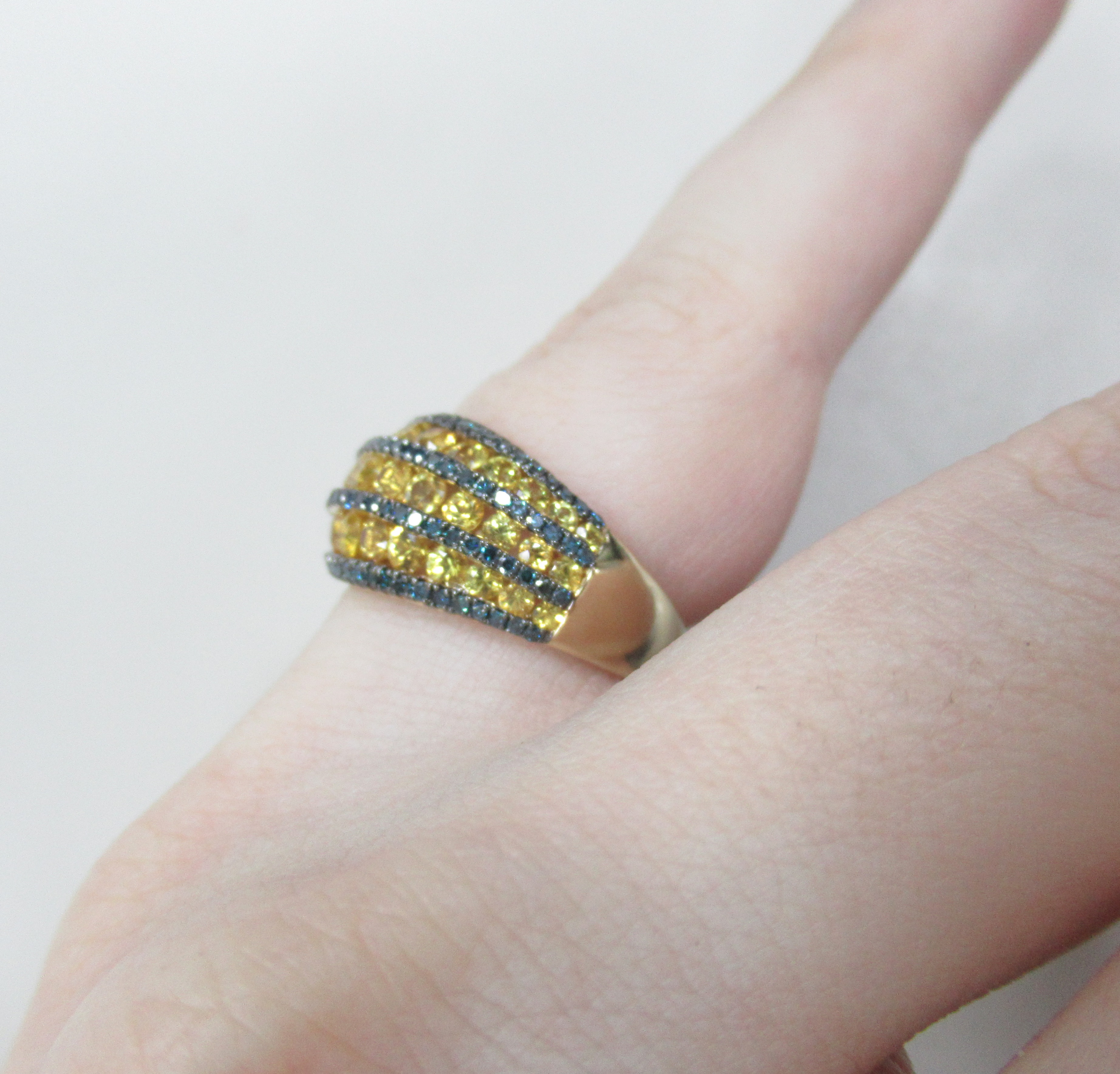 Кольцо из желтого золота с желтыми сапфирами